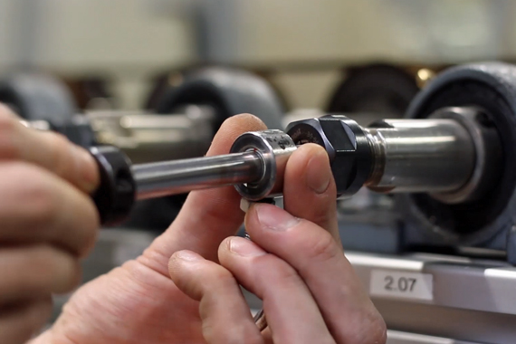 Manual fastening of plain bearing in test rig