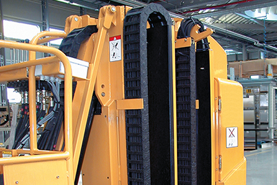 Grove Manlift con catena portacavi in uno spazio estremamente piccolo