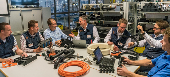 Alcuni dipendenti igus intorno ad un tavolo con alcuni prodotti