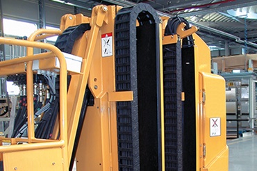 Grove Manlift con catena portacavi in uno spazio estremamente piccolo