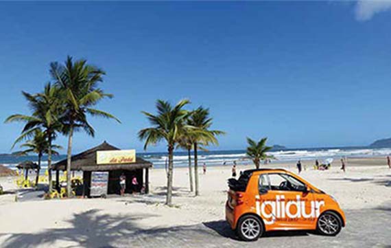 la Smart iglidur on tour su una spiaggia brasiliana