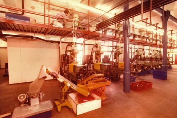 fabbrica igus a Lochermuehle con macchine per stampaggio ad iniezione