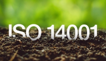 Terra davanti a scritta verde ISO 14001