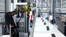 Robot multiasse nella movimentazione automatizzata per macchine di stampaggio a iniezione