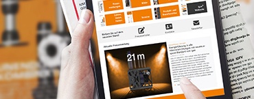 Mano con tablet e rivista