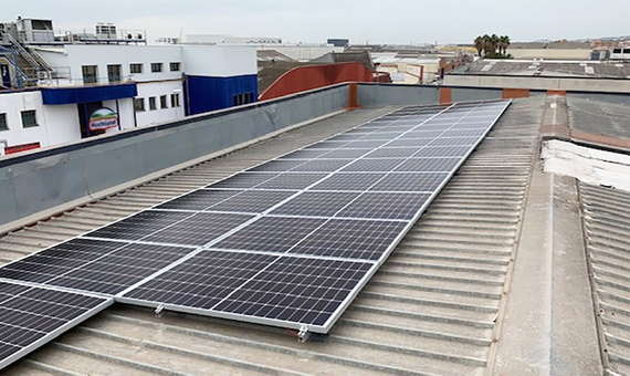 Pannelli fotovoltaici sul tetto dell'ufficio igus in Spagna